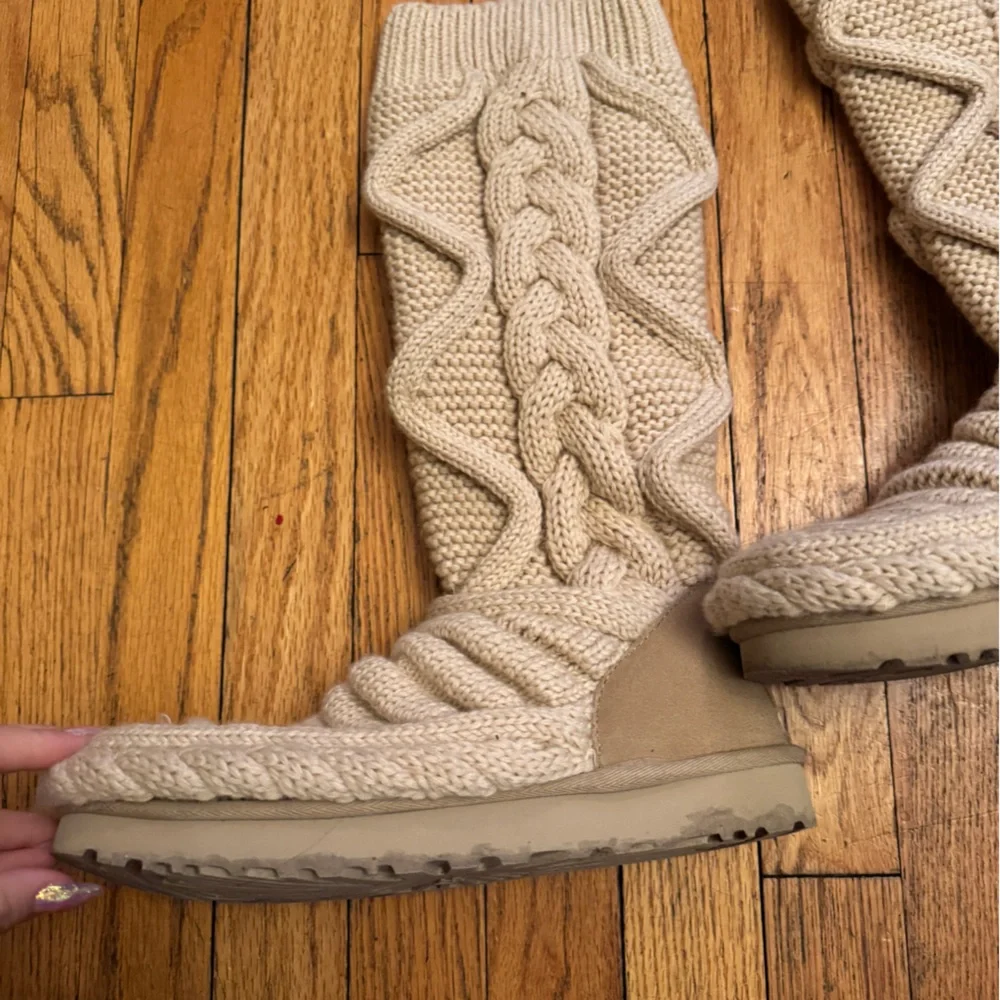 Cream Winter Boots with Chunky Knit Design and Mid-Calf Height - Picture 4 of 5